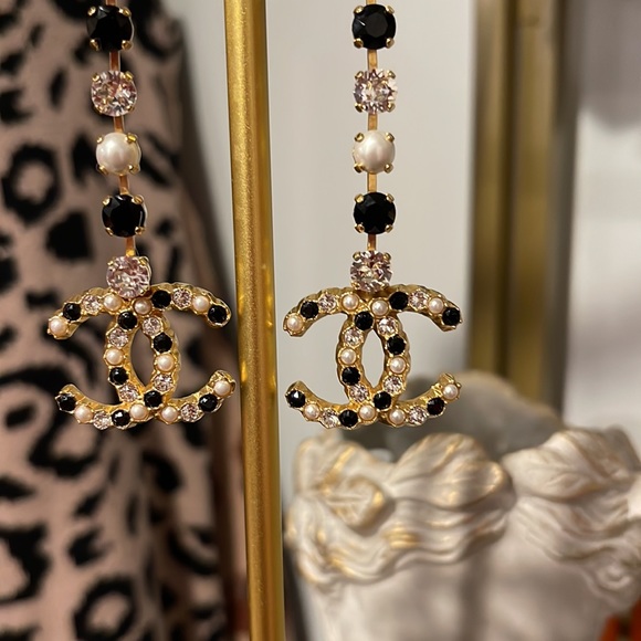 ✨🖤 Gorgeous Chanel Resin Crystal Pearl Long Drop Gold Earrings🖤✨ - Picture 4 of 9